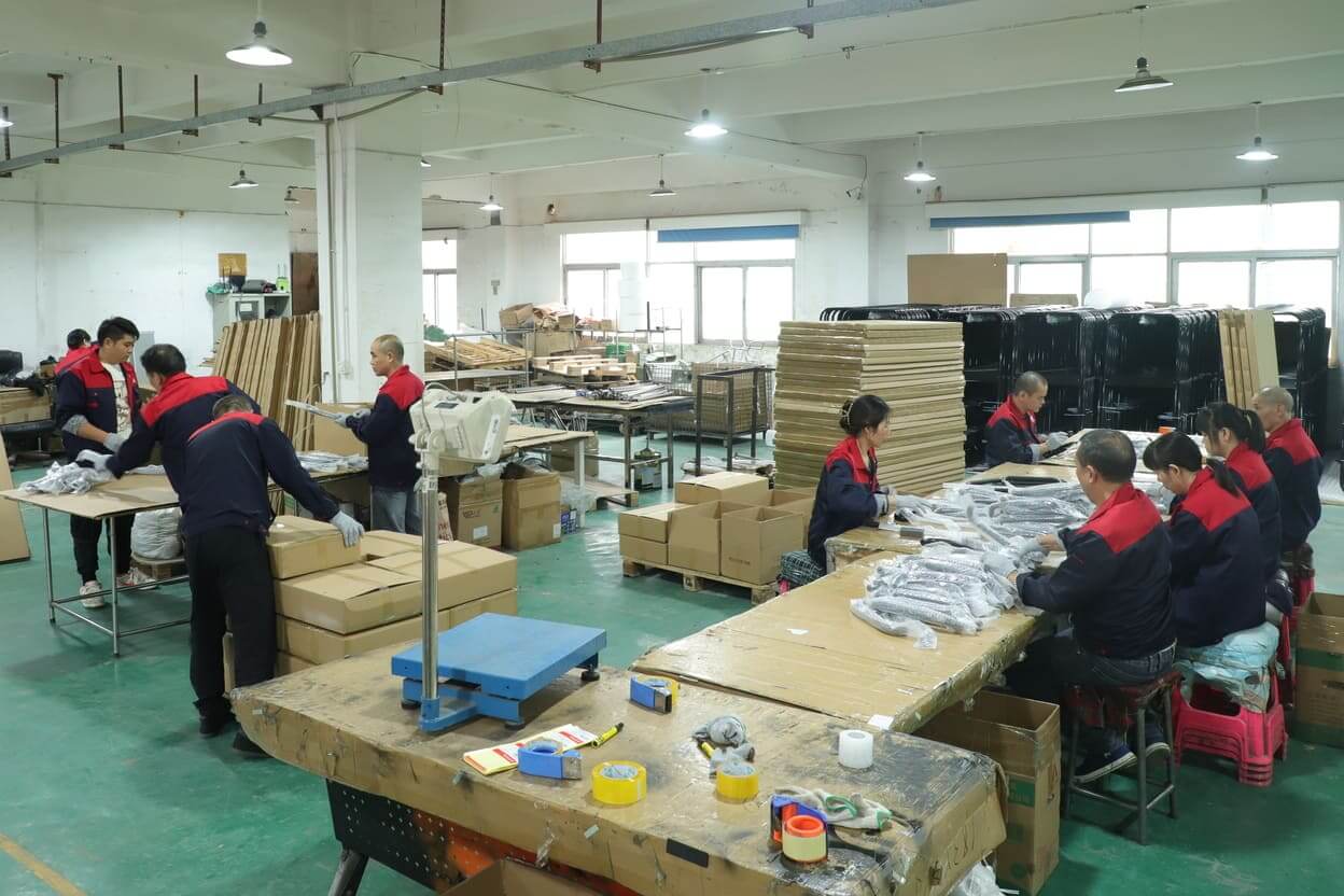 Workers packing finished metal hardware products in Yizhijie factory packaging workshop